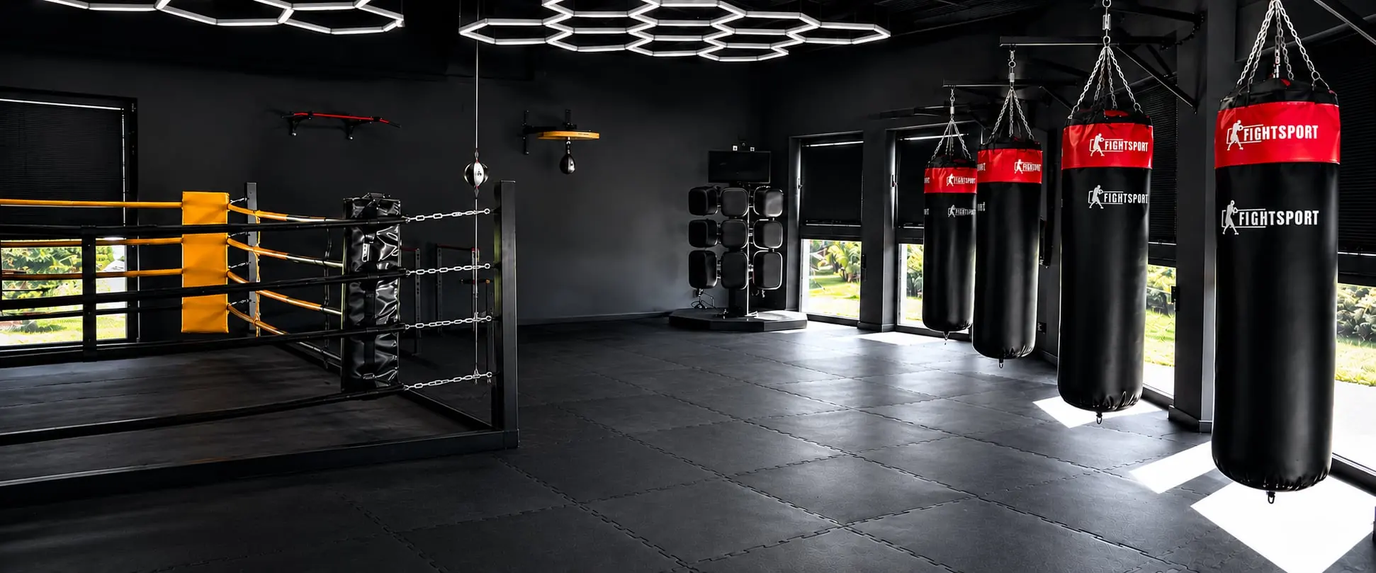 Sala PM Boxing Studio: worki bokserskie, urządzenie KO Coach ITS®, ring i duże okna
