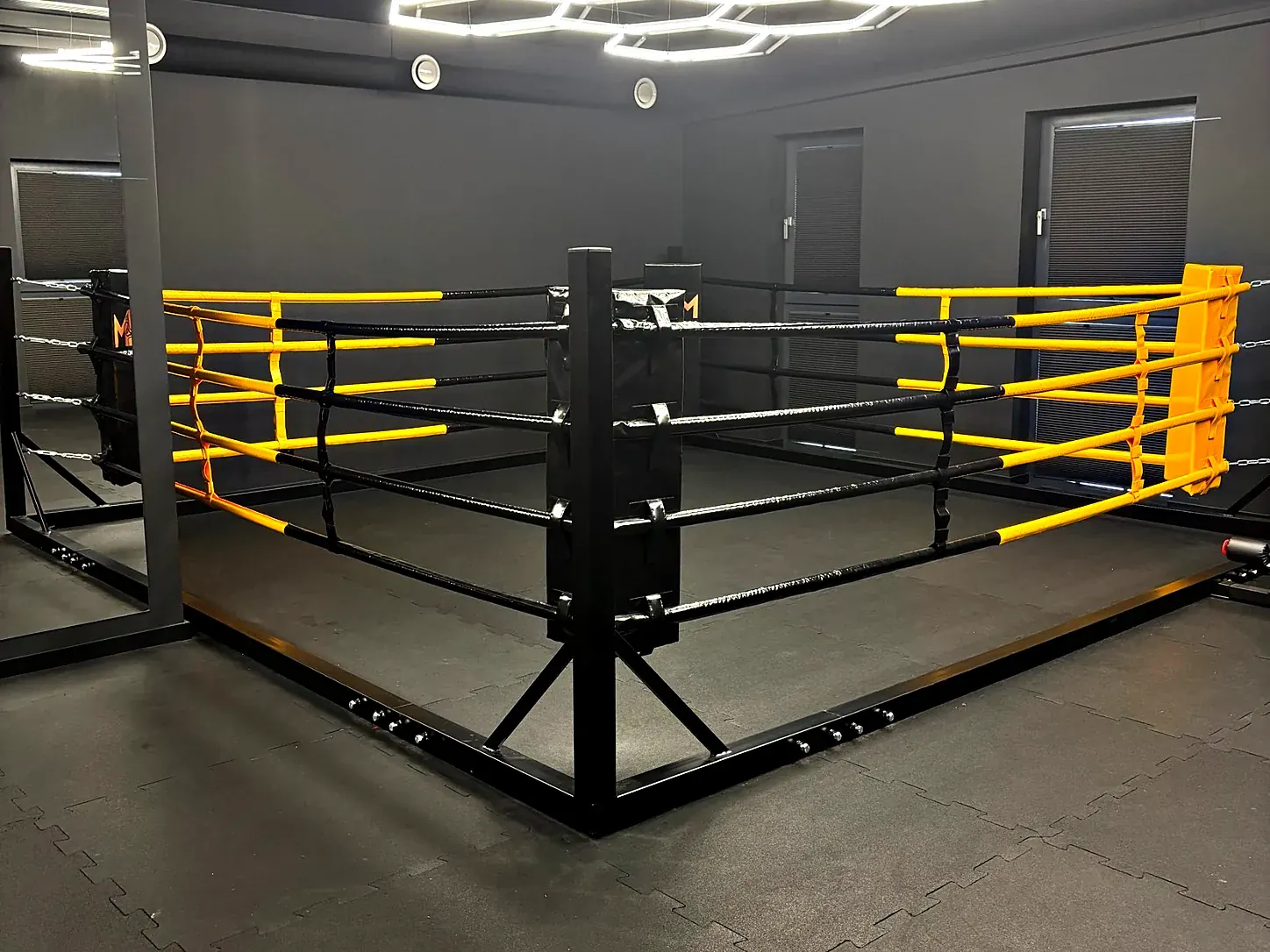 Narożnik ringu treningowego w sali PM Boxing Studio